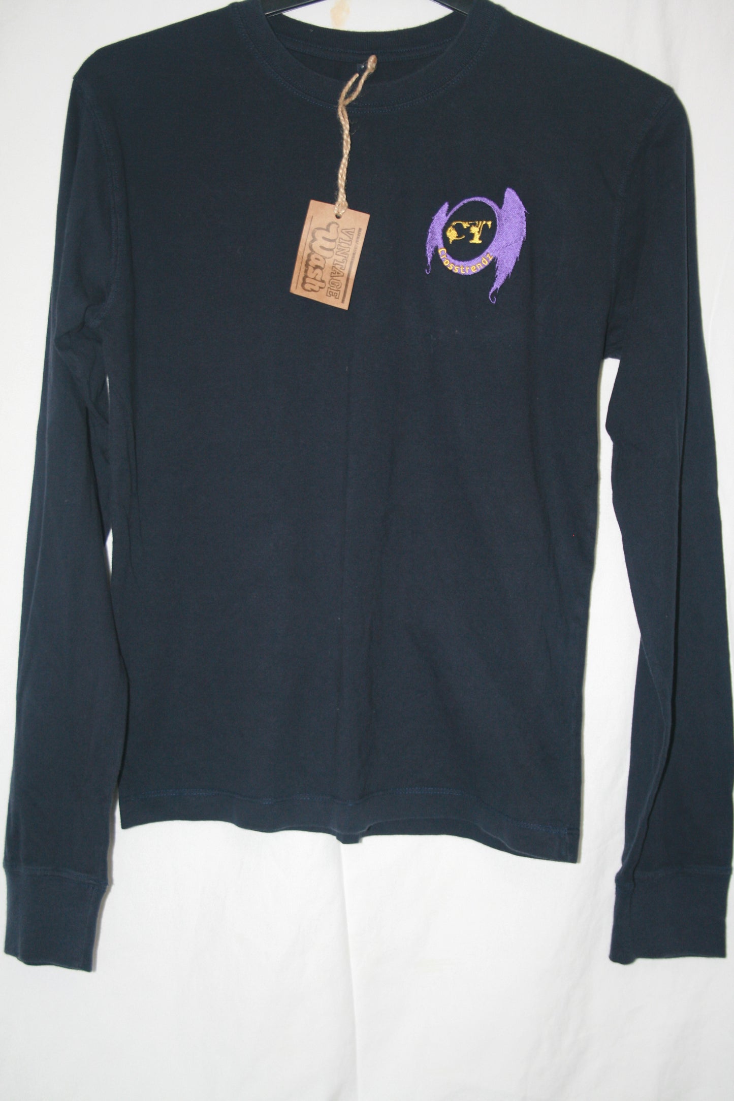 long sleeve navy blue T-shirt